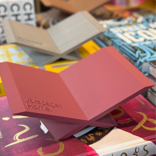 WEDDING GIFT ZOË & STEFAN | Wedding Gift Z&S | Vorspaget Home | Boekenstandaard | Aubergine